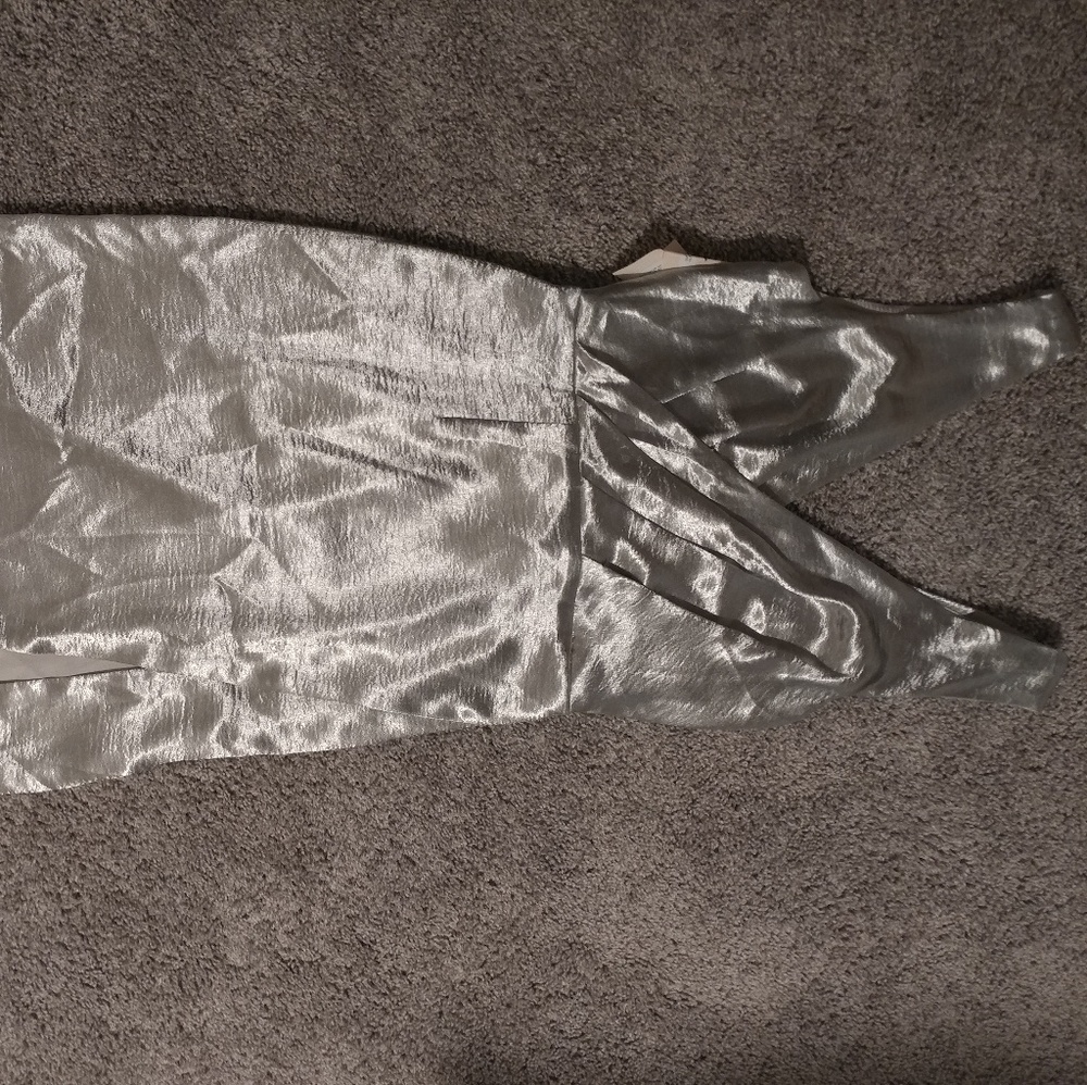 Sleeveless silver dress with front slit bnwt
